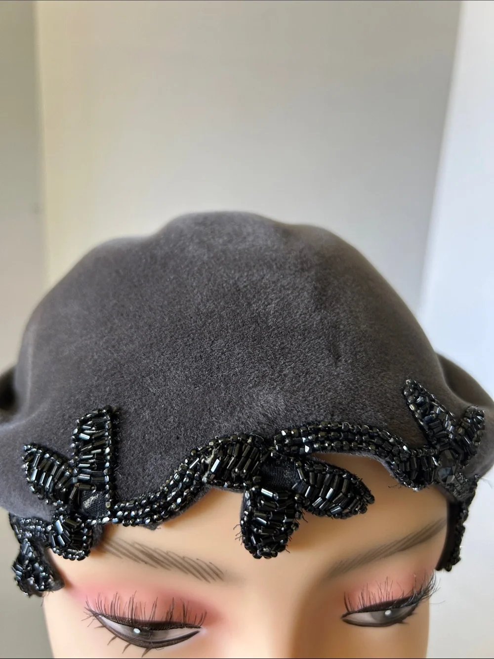 AURORE TRUE VINTAGE 1950s GRAY FELT/ART DECO COCKTAIL HAT MADE IN FRANCE